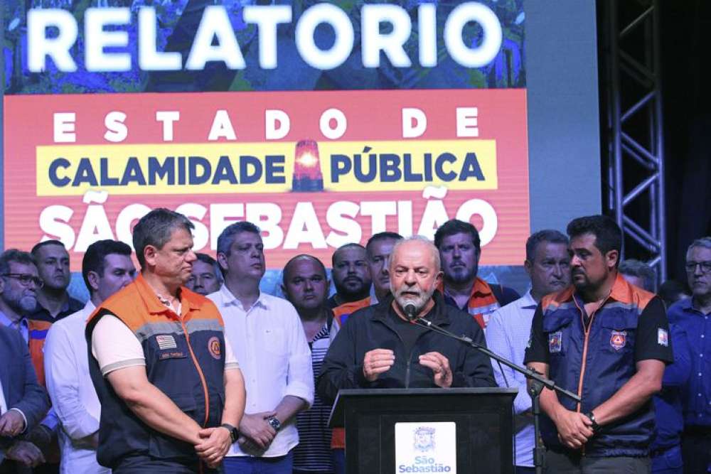 Em São Sebastião, Lula promete reconstrução de casas em áreas seguras