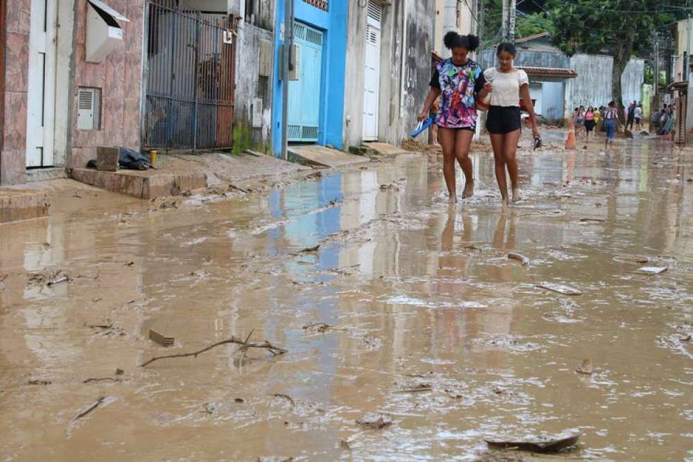 Buscas por desaparecidos se concentram em bairro isolado