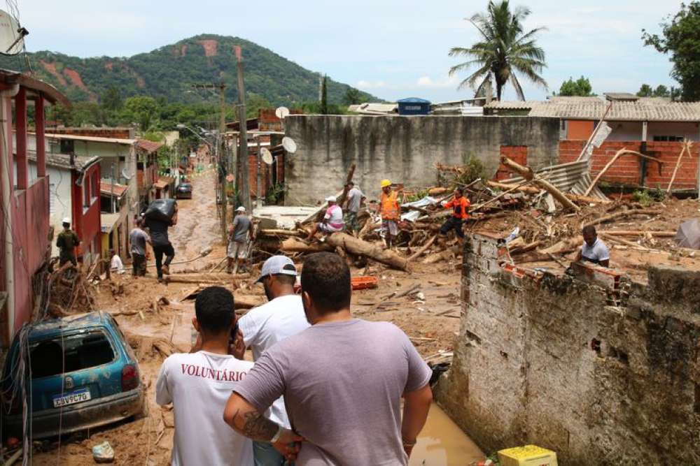 Moradores de Barra do Sahy deixam casas em áreas de risco