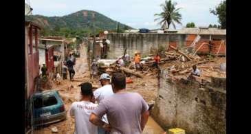 Moradores de Barra do Sahy deixam casas em áreas de risco