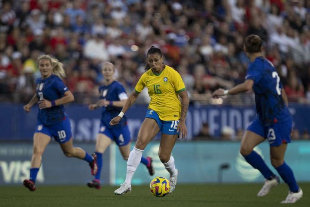 Seleção feminina joga bem, mas perde de 2 a 1 para os Estados Unidos