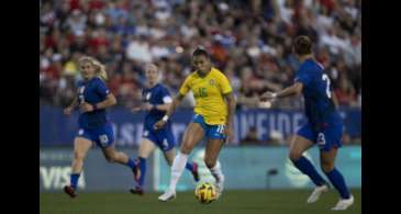 Seleção feminina joga bem, mas perde de 2 a 1 para os Estados Unidos