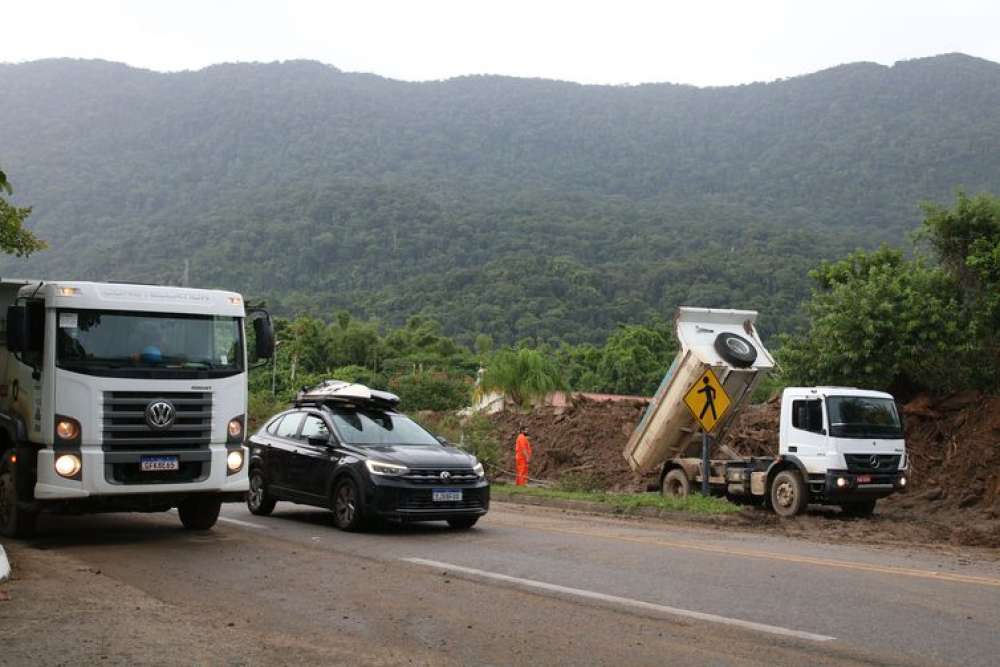 Rio-Santos tem 13 interdições parciais devido às chuvas