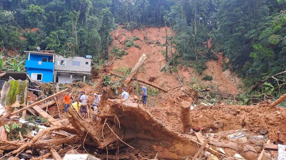 Sobe para 54 número de mortos após chuvas no litoral norte paulista