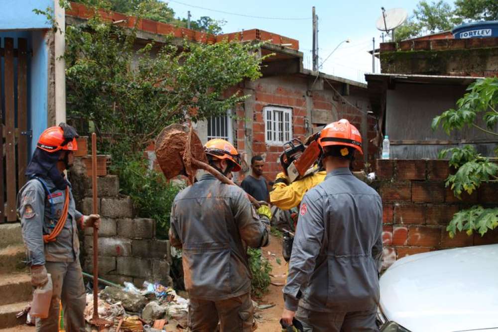 Bombeiros suspendem as buscas em São Sebastião por causa das chuvas