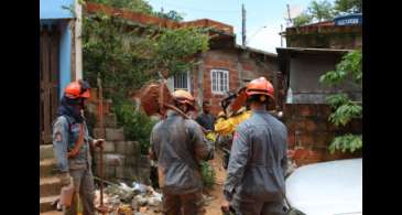 Bombeiros suspendem as buscas em São Sebastião por causa das chuvas