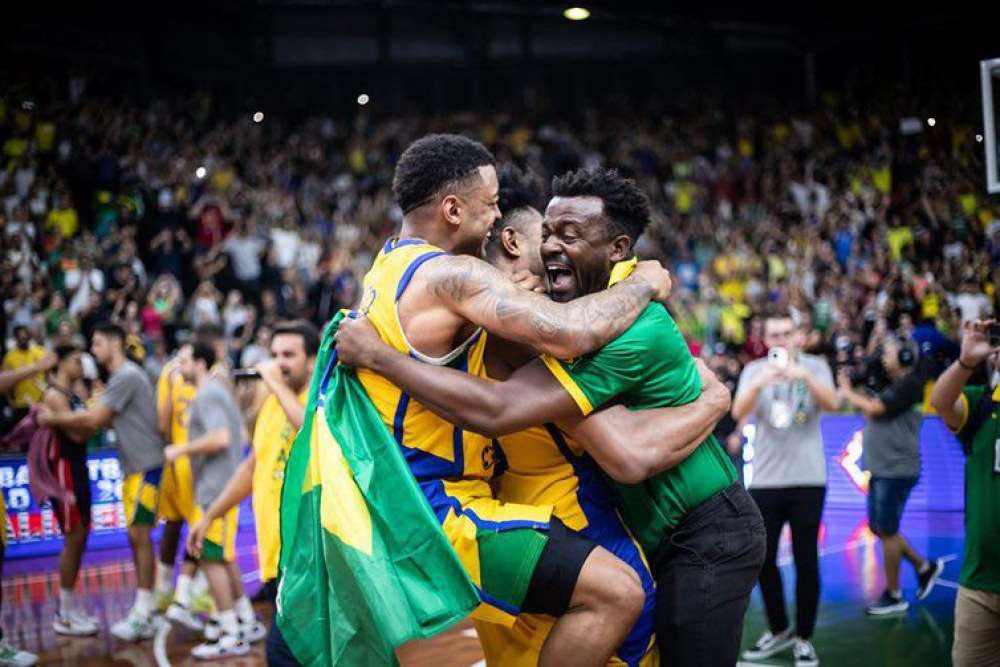 Brasil assegura vaga no Mundial de basquete 2023 com vitória sobre EUA