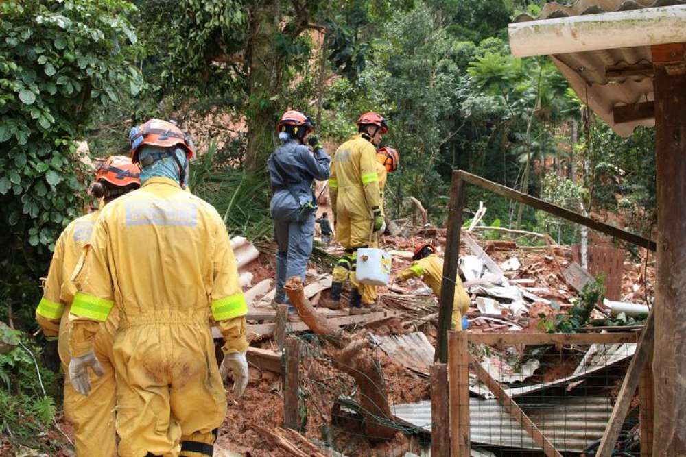 Equipes suspendem buscam em São Sebastião em razão de novas chuvas