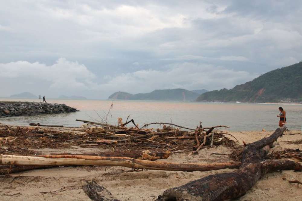 Chuvas ainda provocam deslizamentos e alagamentos em São Sebastião