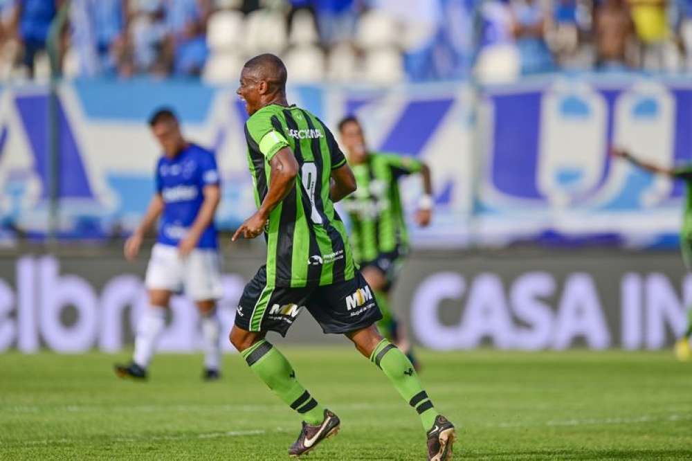 América-MG vence Cruzeiro e fica muito perto da final do Mineiro