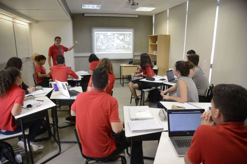 Especialistas pedem revogação do novo ensino médio