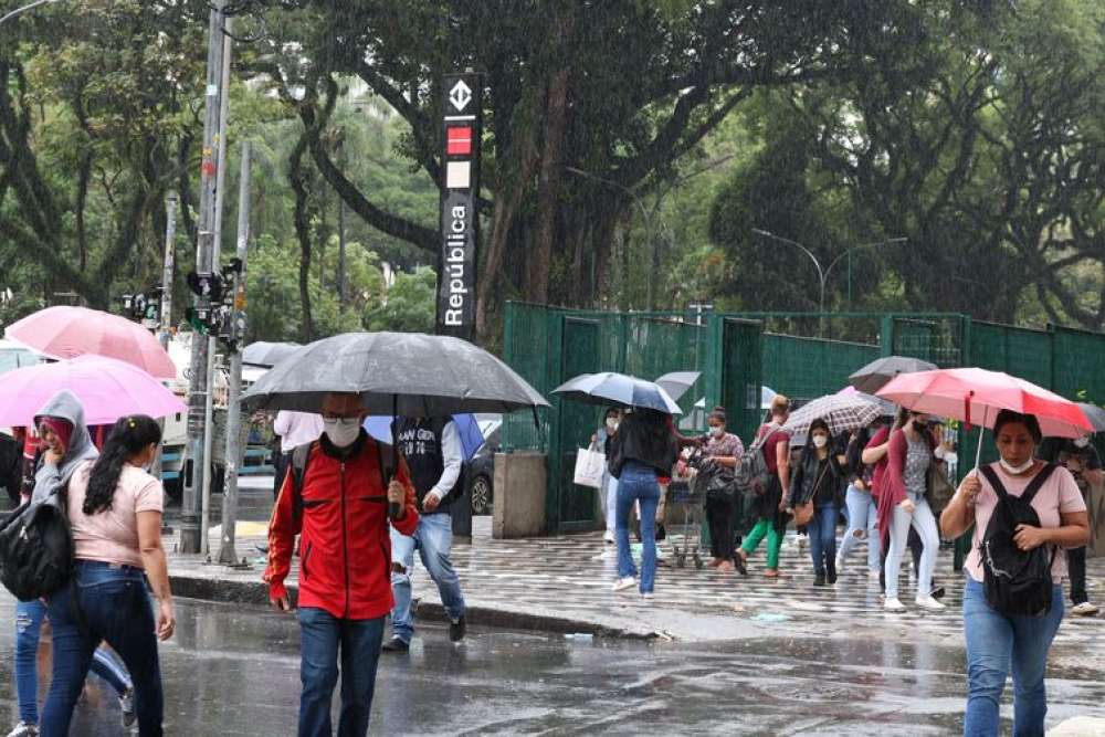 Chuva em São Paulo causa alagamento e coloca parte da cidade em alerta