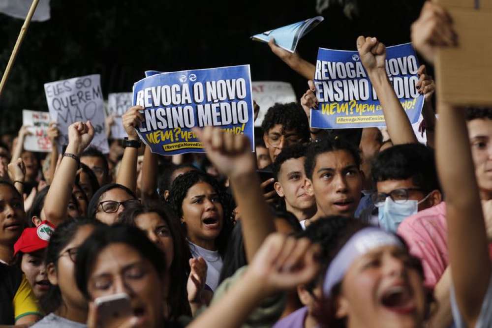 Estudantes fazem passeata pela revogação do novo ensino médio em SP