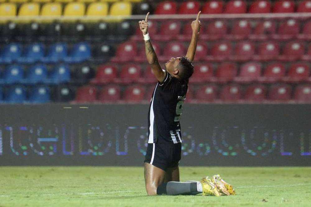 Com show de Tiquinho, Botafogo faz 7 a 1 para seguir na Copa do Brasil