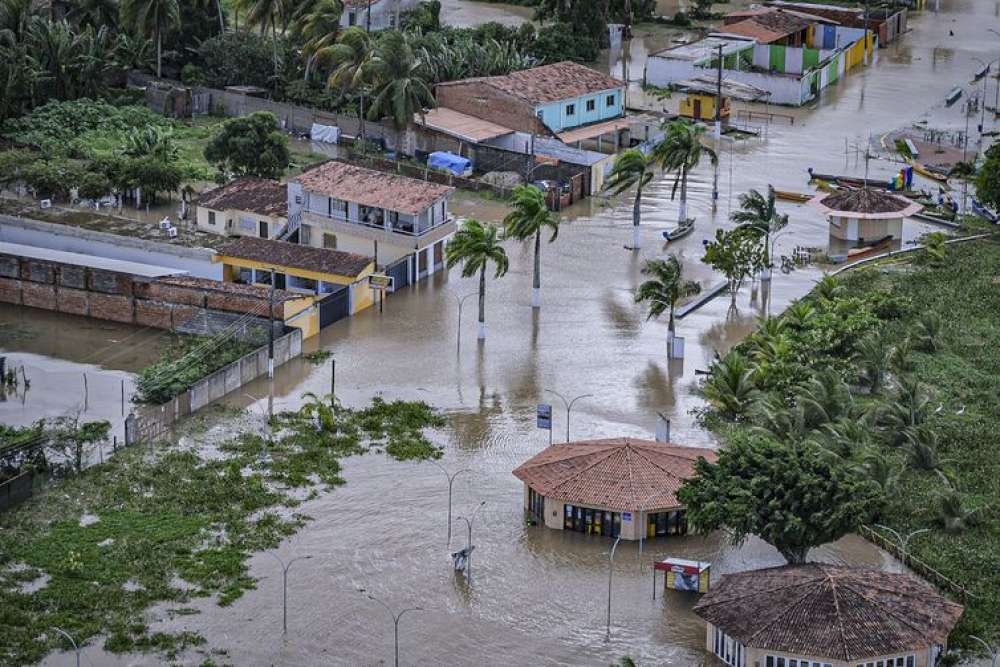 Cartilha ensina como limpar casa após enchentes