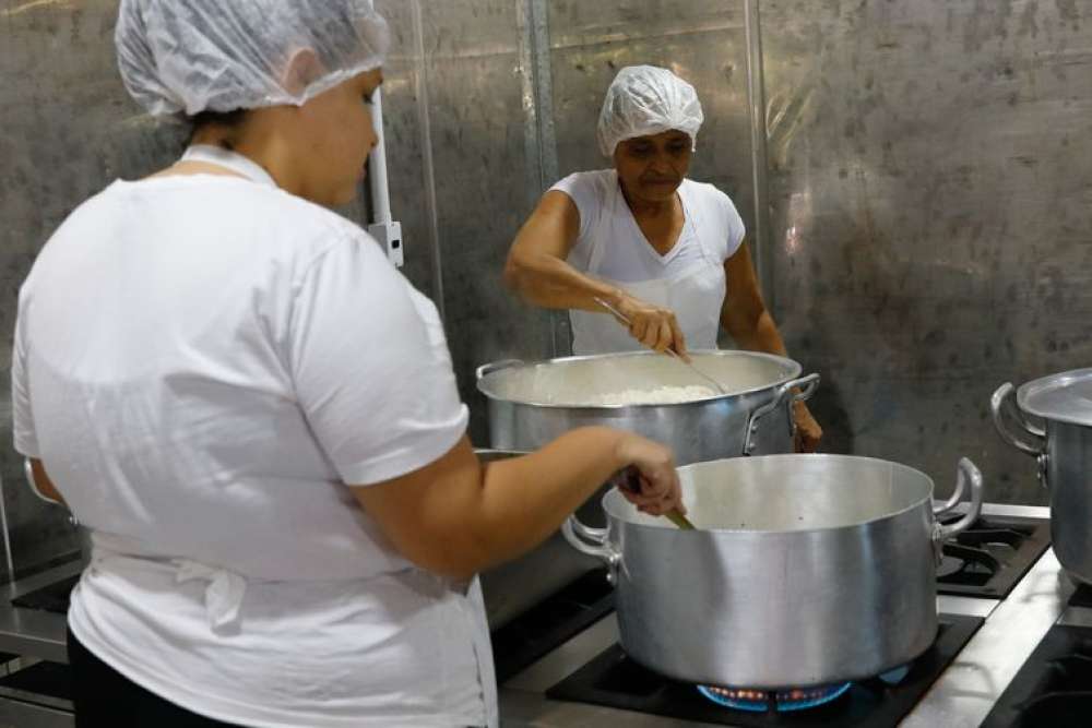 Iniciativa de entrega de marmitas é transformada em cozinha escola