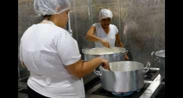 Iniciativa de entrega de marmitas é transformada em cozinha escola