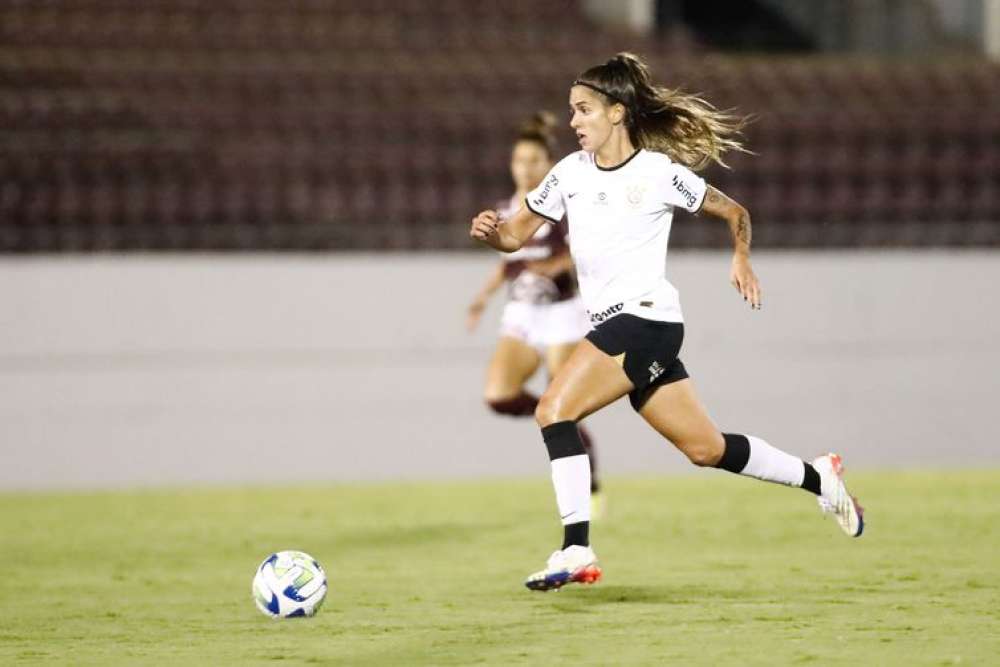 Corinthians bate Ferroviária e assume liderança do Brasileiro Feminino