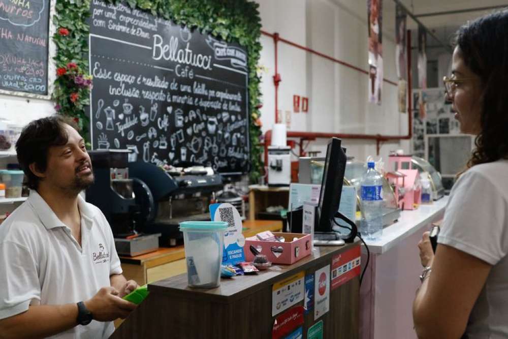 Cafeteria em São Paulo é comandada por pessoas com síndrome de Down