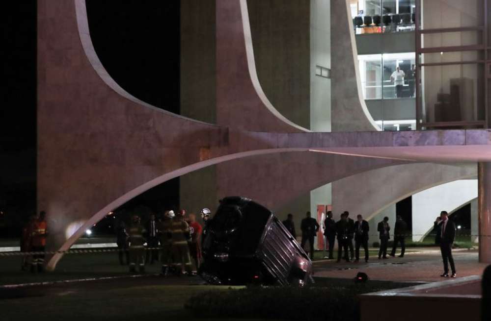 Carro cai em espelho d\'água do Palácio do Planalto