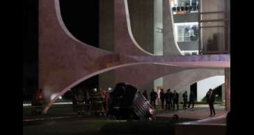 Carro cai em espelho d'água do Palácio do Planalto