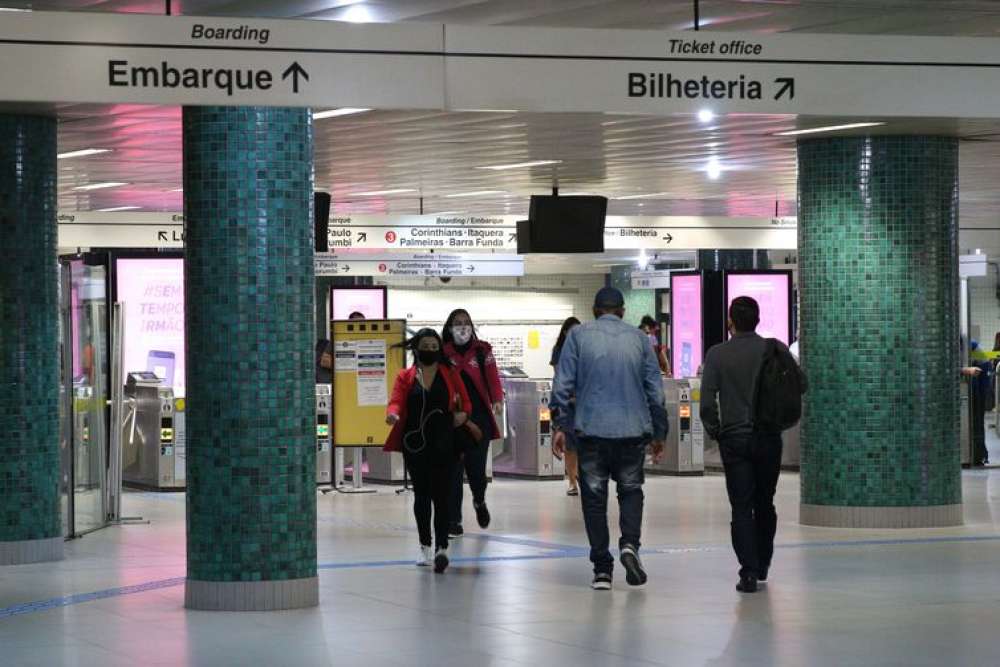 Com metroviários em greve, três linhas de metrô estão paradas, em SP