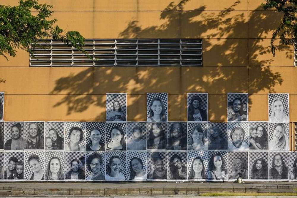 Cidade do Samba é coberta por retratos de mães de todo o país