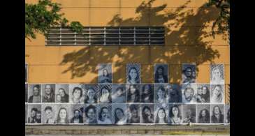 Cidade do Samba é coberta por retratos de mães de todo o país