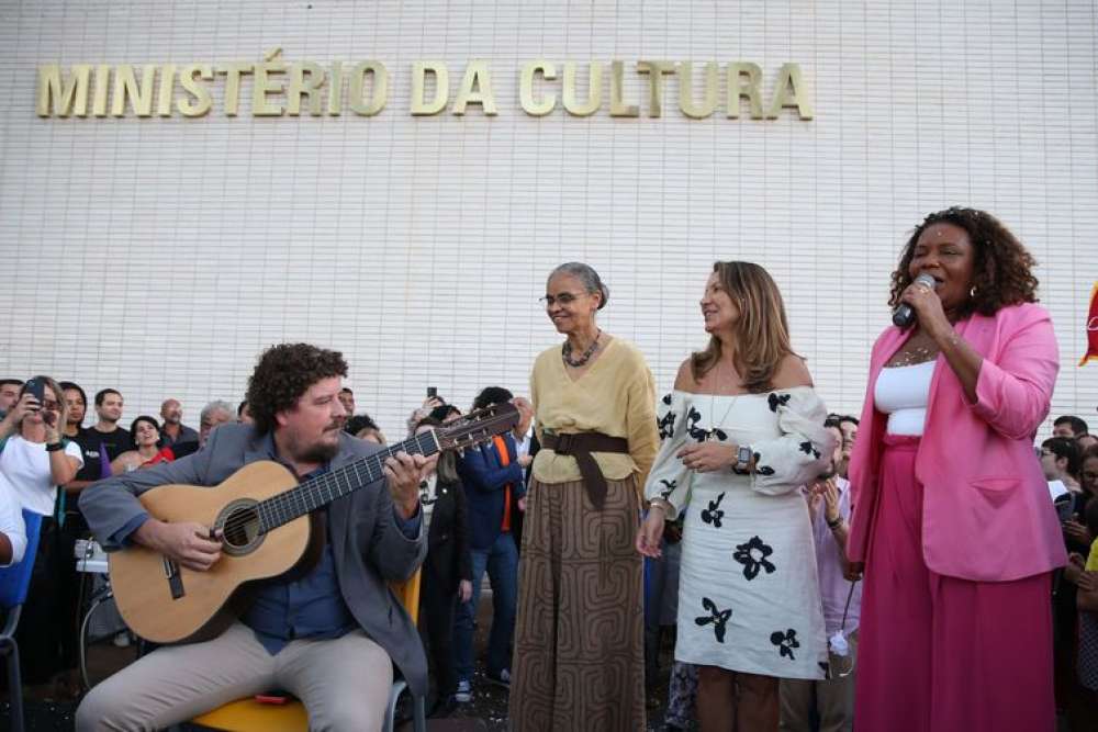 Cultura é do povo brasileiro e precisa ser respeitada, diz ministra