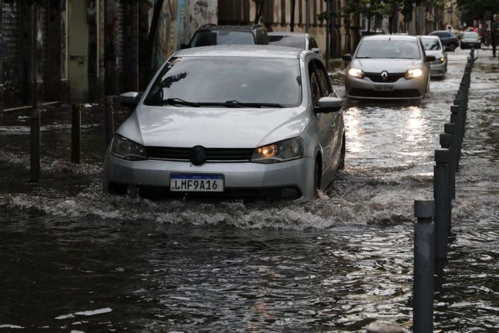 Chuvas deixam dois mortos e uma pessoa desaparecida no Rio