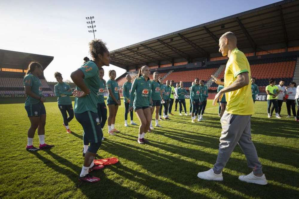 Com time completo, seleção feminina treina com apoio de Richarlison