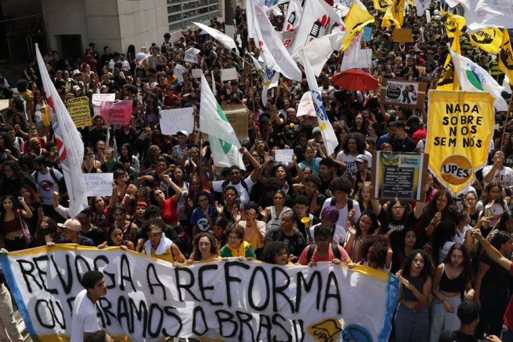 Entidades ligadas à educação aprovam suspensão do novo ensino médio