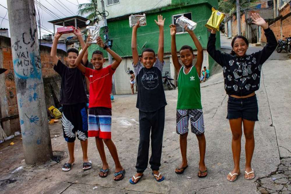 Ação distribui ovos de chocolate para crianças de comunidades do Rio