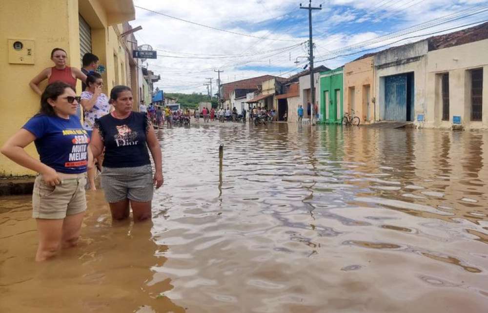 Rompimento de barragem provoca inundações e alagamento no Ceará