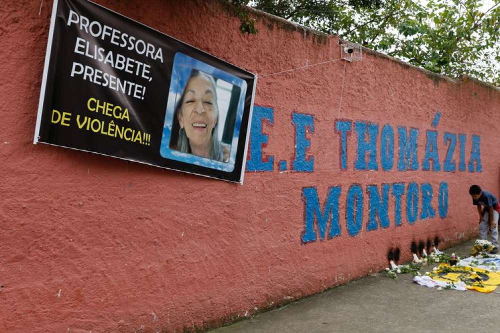 Estação do metrô recebe nome de professora morta em ataque