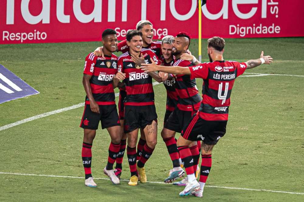 Flamengo espanta má fase e vence Coritiba na estreia do Brasileirão