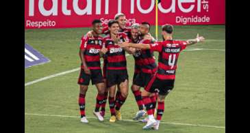 Flamengo espanta má fase e vence Coritiba na estreia do Brasileirão