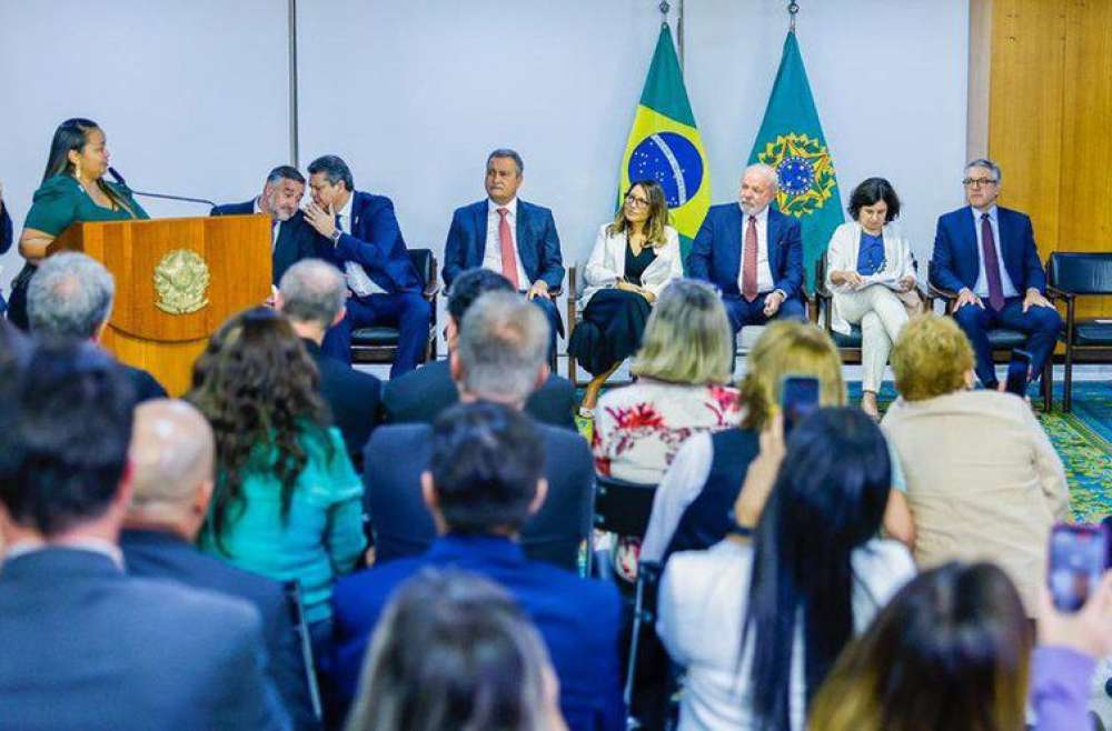 Lula assina projeto de lei que garante verba para piso da enfermagem