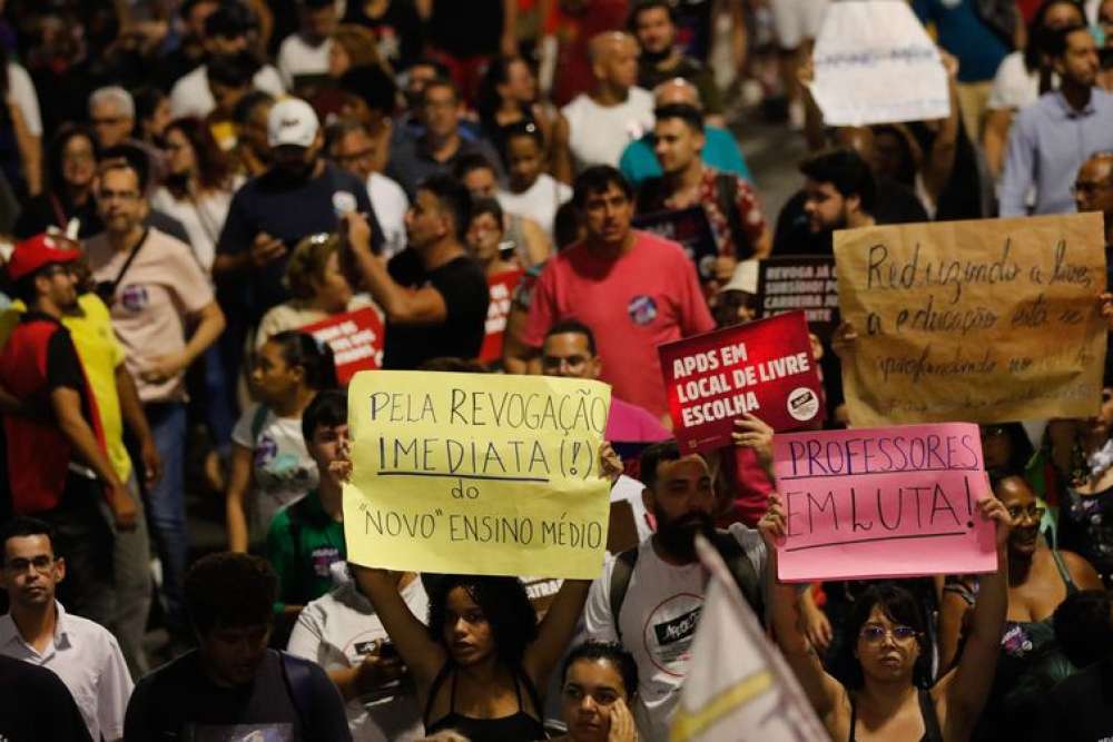 Estudantes fazem passeata pela revogação do novo ensino médio em SP