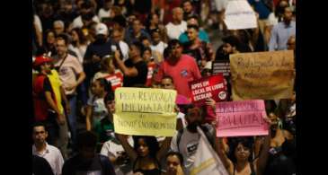 Estudantes fazem passeata pela revogação do novo ensino médio em SP