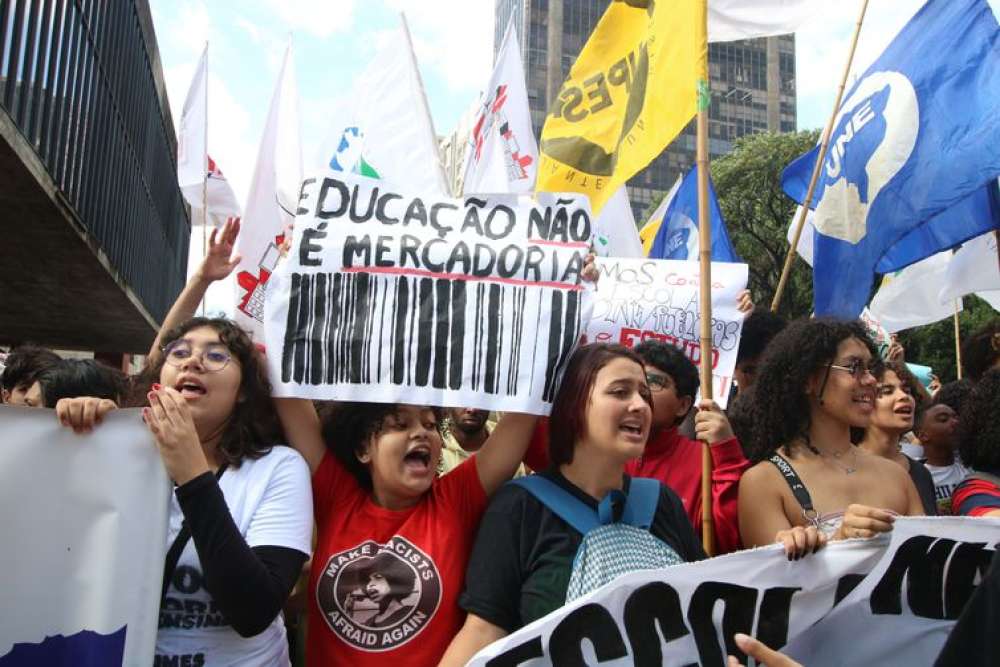 Estudantes fazem ato contra Novo Ensino Médio e por paz nas escolas