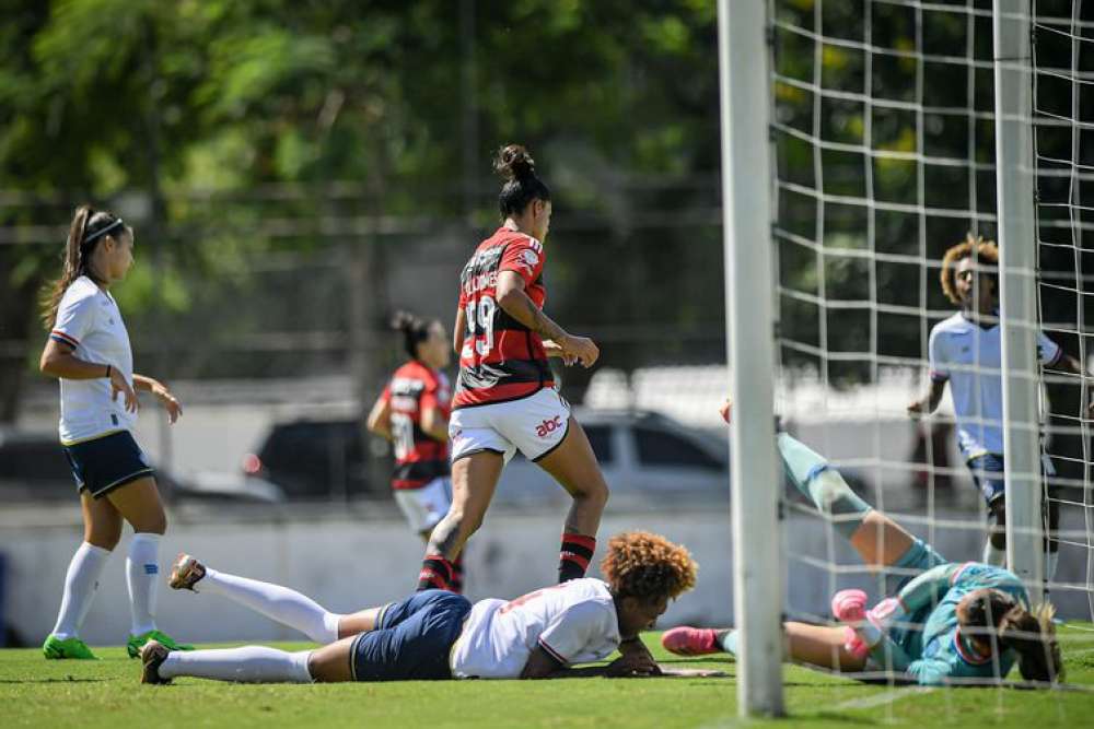 Flamengo vence Bahia e assume liderança do Brasileiro Feminino