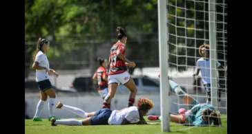 Flamengo vence Bahia e assume liderança do Brasileiro Feminino