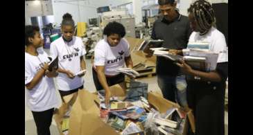 Central Única das Favelas distribui livros a bibliotecas comunitárias