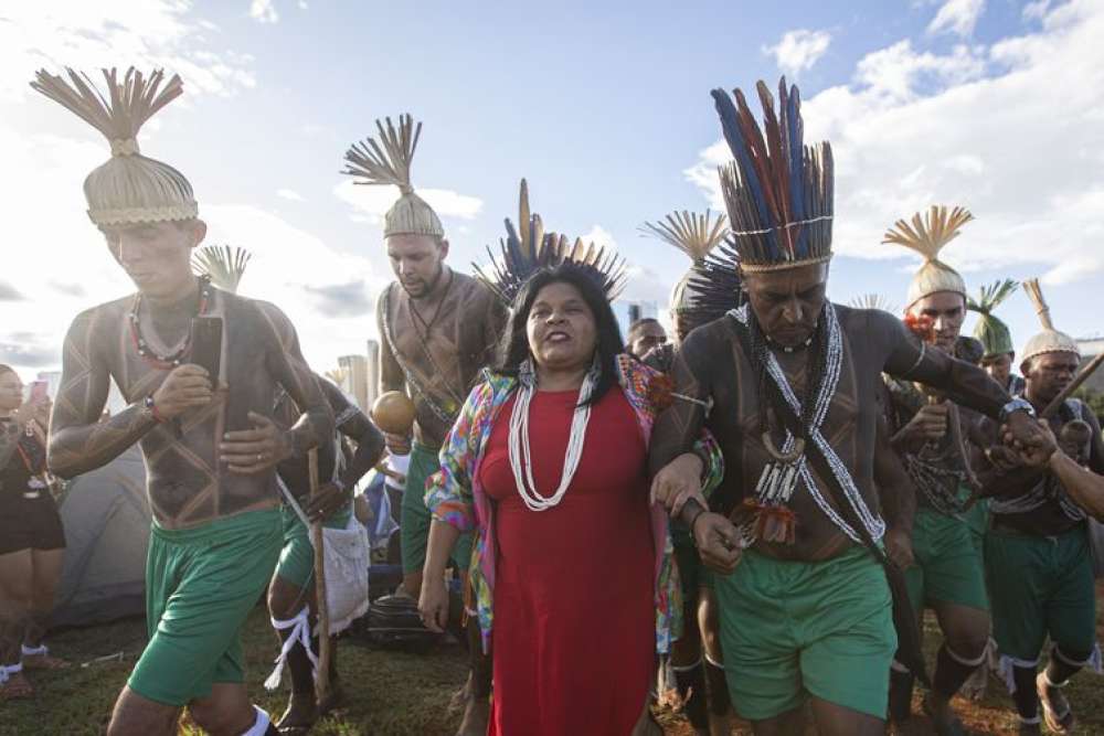 Indígenas chegam em Brasília para o Acampamento Terra Livre