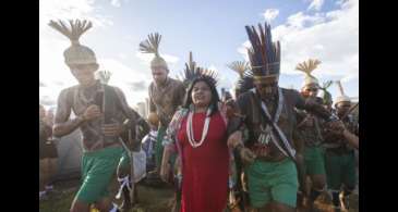 Indígenas chegam em Brasília para o Acampamento Terra Livre