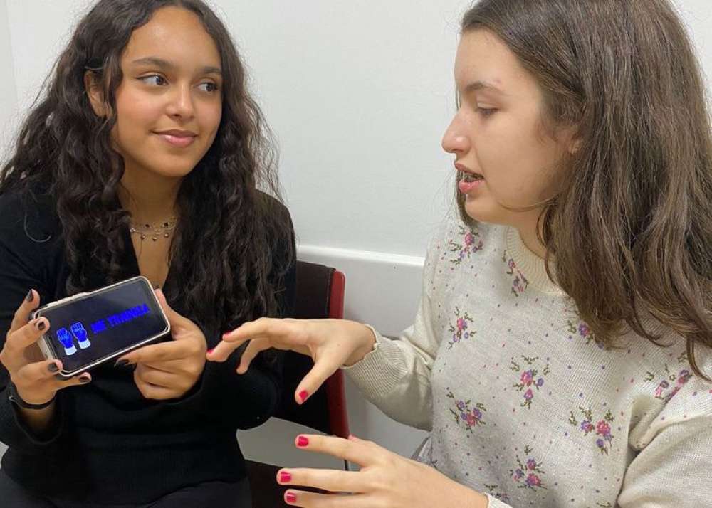 Estudantes do ensino técnico desenvolvem app para tradução em Libras