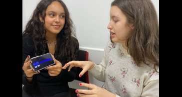 Estudantes do ensino técnico desenvolvem app para tradução em Libras