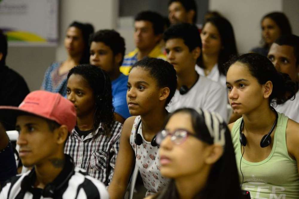 Pobreza e violência pioram saúde mental de jovens