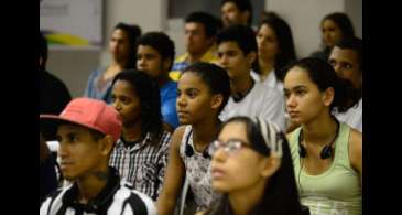 Pobreza e violência pioram saúde mental de jovens